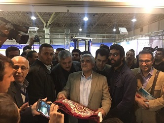 اهدای هدایای دانش بنیان دانشجویان دانشگاه جامع علمی کاربردی استان تهران به وزیر علوم